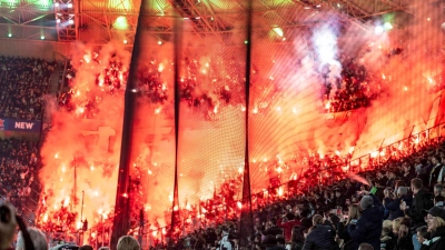 8. November 2025: Die Kölner Fans zünden im Gästeblock in Mönchengladbach zahlreich Pyrotechnik (Archivbild).  (Foto: David Inderlied/dpa)