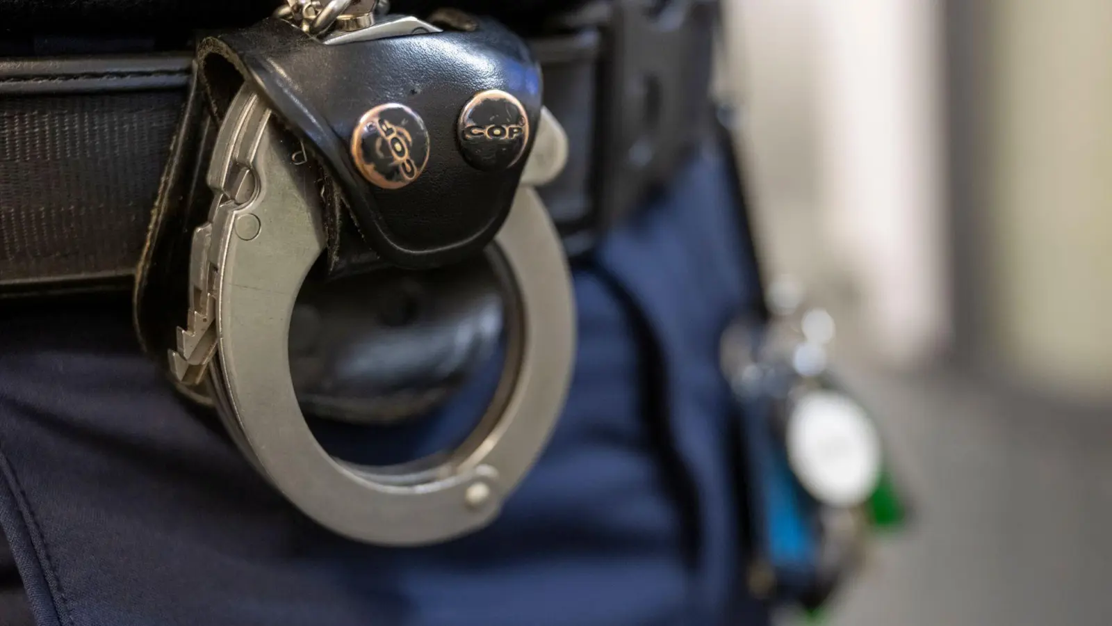 Der Mann musste von den Beamten überwältigt werden. (Symbolbild) (Foto: Peter Kneffel/dpa)