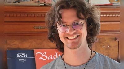 Der Unterrimbacher Jaro Kirchgessner vor dem elterlichen Klavier. (Foto: Andreas Reum)