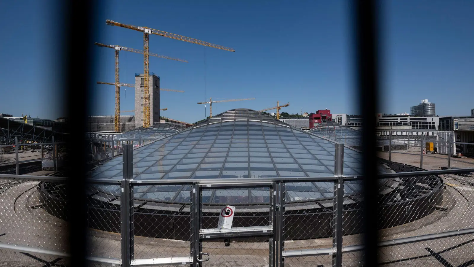 Wird nicht nur später fertig, sondern auch teurer: der neue Stuttgarter Hauptbahnhof.  (Foto: Marijan Murat/dpa)