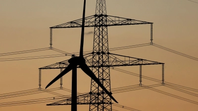 Der Ausbau der Windkraft ist entscheidend für die Energiewende in Deutschland. Doch die Suche nach geeigneten Flächen zieht sich in Bayern hin. (Illustration) (Foto: Karl-Josef Hildenbrand/dpa)