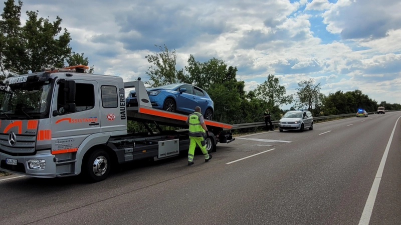Ein Autofahrer erlitt einen Herzinfarkt, konnte sein Auto aber noch rechtzeitig an den Fahrbahnrand lenken. (Symbolbild: Carsten Rehder/dpa)