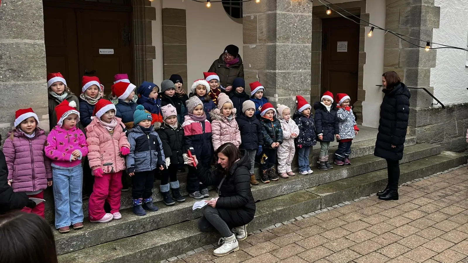 Im Rahmen des Bechhöfer Weihnachtsmarkts traten die Mädchen und Jungen der Kindertagesstätte St. Johannis vor dem Portal der Johanniskirche auf. (Foto: Johannes Flierl)