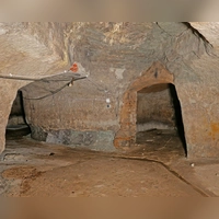 Blick in den Bierlagerkeller. Mit Muskelkraft aus dem Sandsteinfelsen geschlagen. An Decke und Wänden sind noch heute die Bearbeitungsspuren erkennbar.  (Foto: Robert Zöllner)