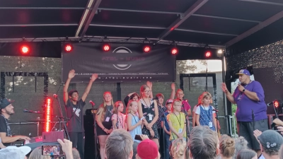 Bei der „Summer Festival Zone“ in Neuendettelsau konnten Kinder und Jugendliche zeigen, was sie in den Tagen zuvor bei verschiedenen Workshops gelernt hatten. Andrew Lauer (rechts) ist Mitorganisator des Musikprojekts. (Foto: Christina Özbek)