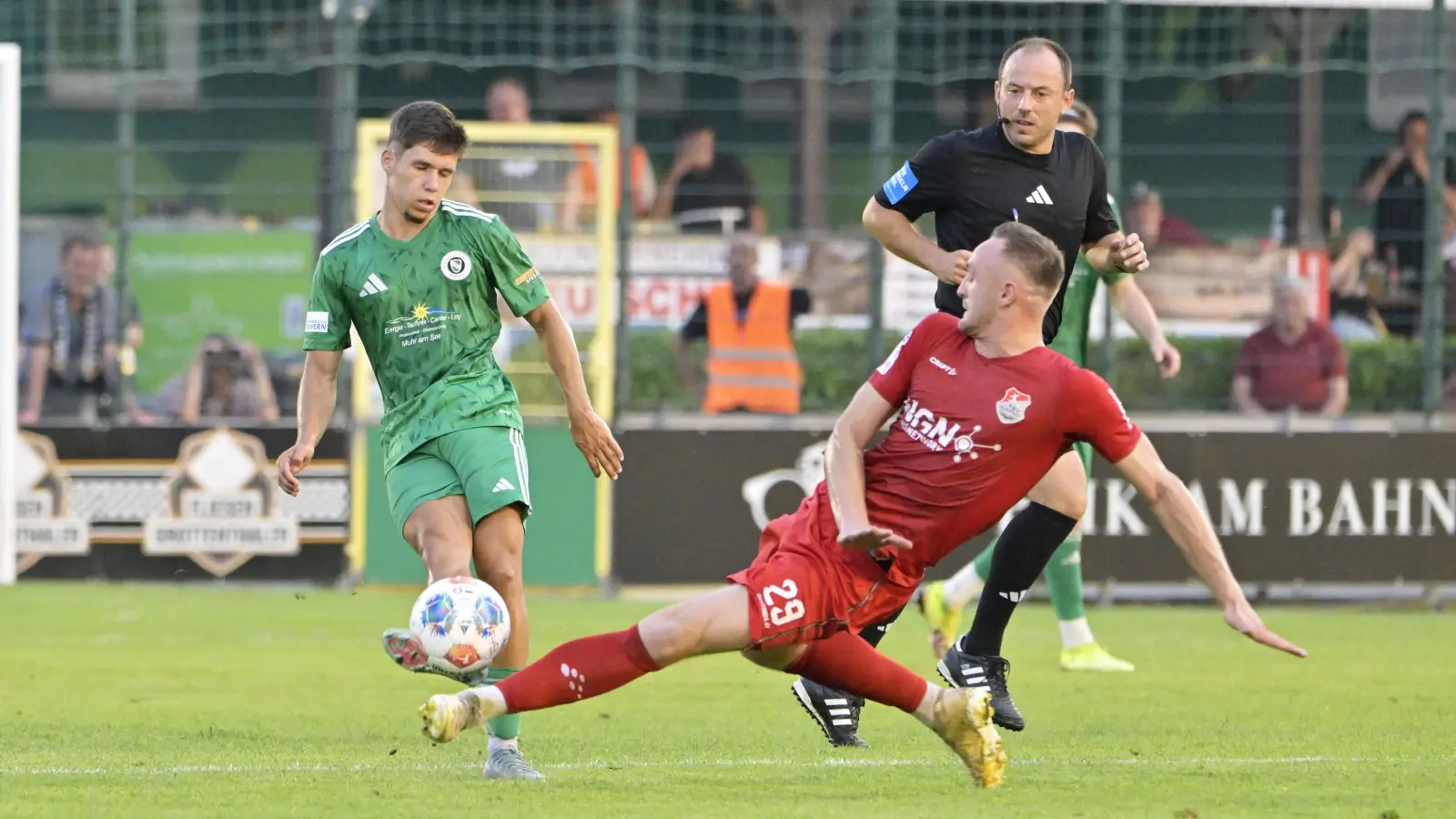 Björn Angermeier (links, hier mit Marco Nickel) traf zum 1:1 für Ansbach. (Foto: Martin Rügner)