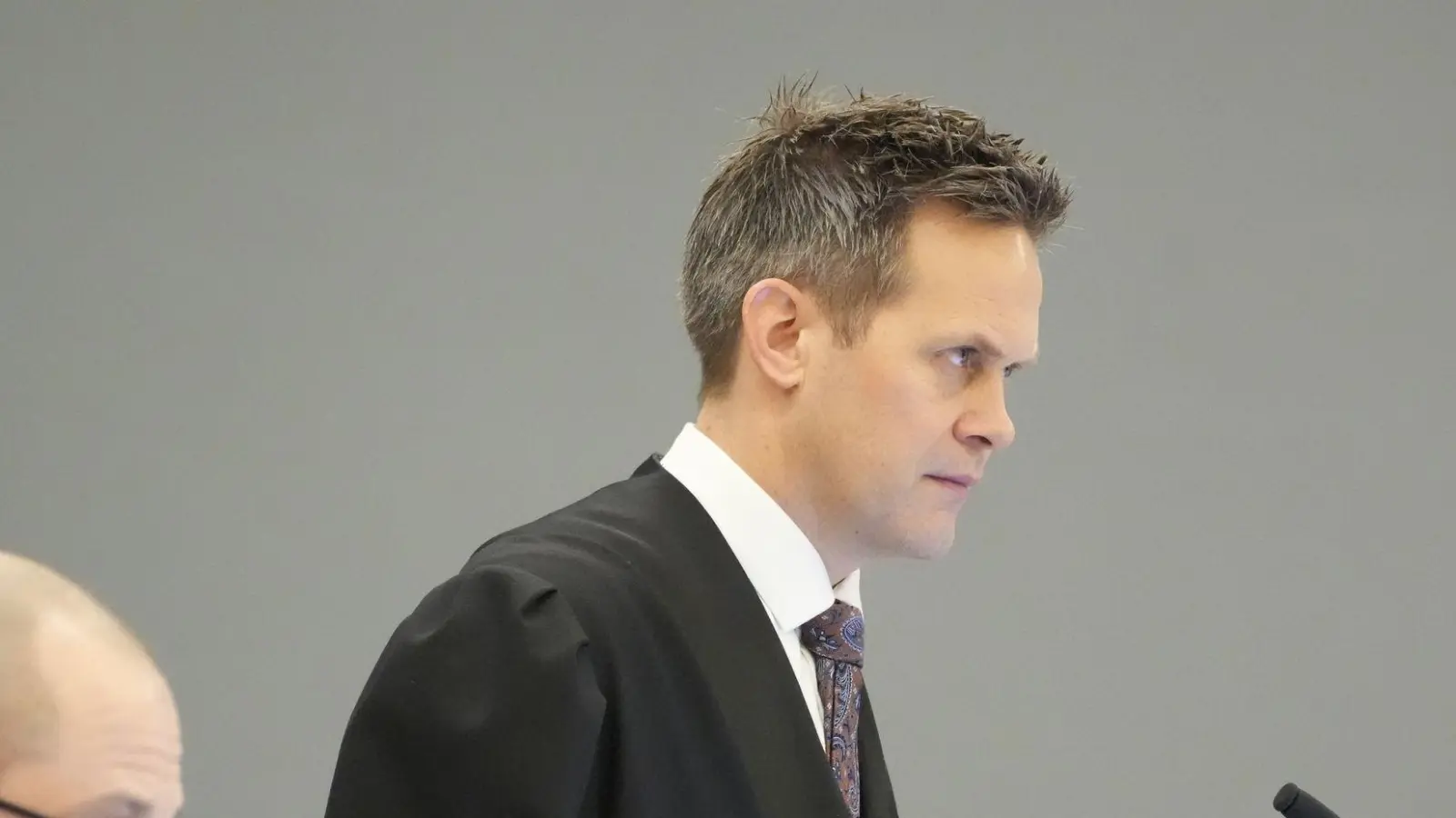 Staatsanwalt Sturla Henriksbø (rechts) möchte, dass Høiby zu einer längeren Gefängnisstrafe verurteilt wird. (Archivbild) (Foto: Ole Berg-Rusten/NTB/dpa)