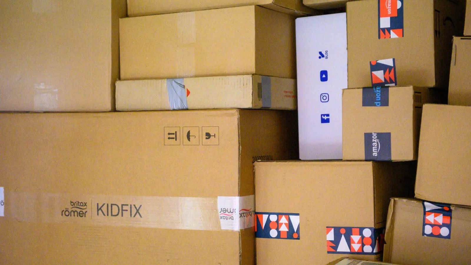 Pakete liegen im DHL Paketzentrums zum Weitertransport bereit. (Foto: Klaus-Dietmar Gabbert/dpa/Symbolbild)