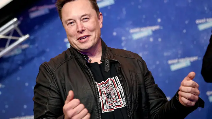Tech-Milliardär Elon Musk zeigt den Medien mit einem Kackhaufen-Emoji drastisch seine Abneigung. (Foto: Britta Pedersen/dpa-Zentralbild/dpa-pool/dpa)