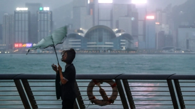 Begleitet von starken Regenfällen und Windböen hat der Taifun „Saola“ die Küstengewässer Südchinas und Hongkongs erreicht. (Foto: Daniel Ceng/AP/dpa)