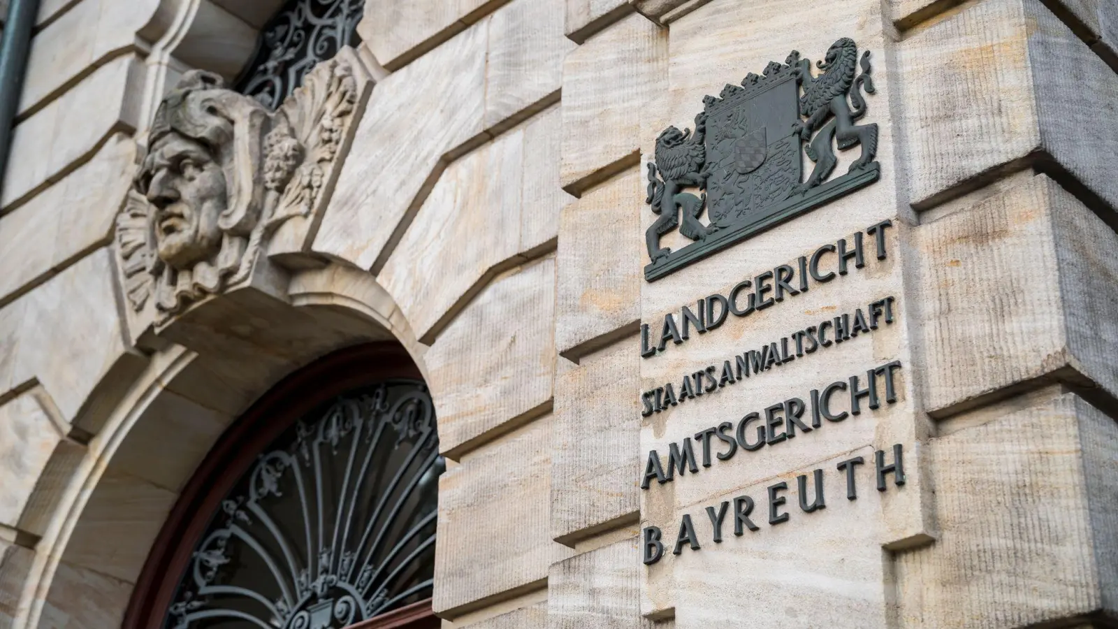 Der Mann soll seiner Ex-Partnerin mit einem Messer zahlreiche Stiche zugefügt haben. (Symbolbild) (Foto: Daniel Vogl/dpa)