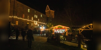 Ab kommenden Montag wird der Spitalhof in Dinkelsbühl wieder in stimmungsvolles Licht getaucht. Unser Foto entstand bei der Weihnachtsmarkteröffnung im vergangenen Jahr. (Foto: Evi Lemberger)