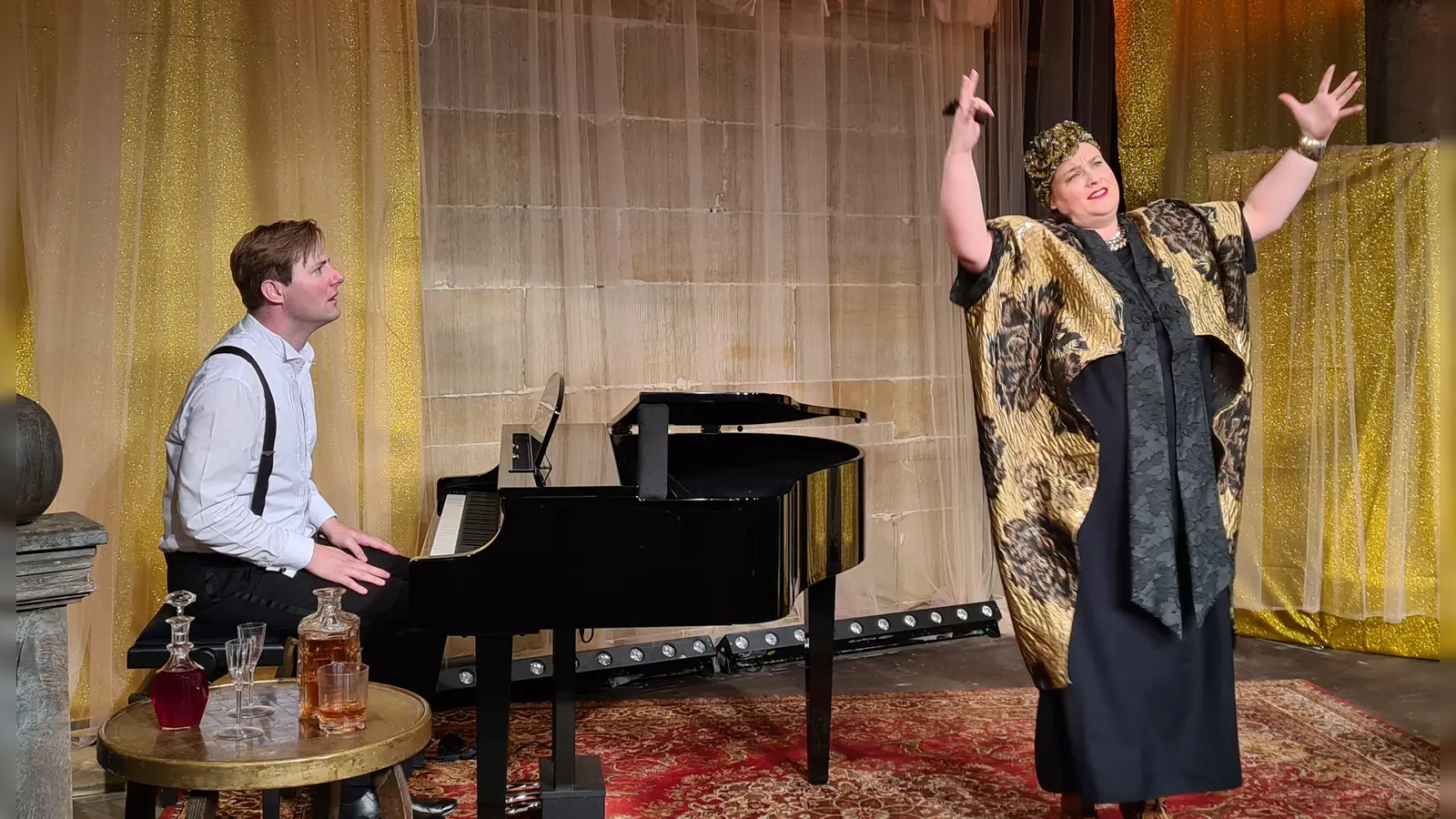 Jenavieve Moore und Michael Großschädl stehen derzeit fast täglich zusammen auf der Bühne des Toppler-Theaters. Das Foto zeigt die beiden in einer Szene der Musik-Komödie „Souvenir”. Ein bisschen Zeit, in die Stadt einzutauchen, finden die beiden aber auch, wie sie im Gespräch verrieten. (Foto: Margit Schwandt)