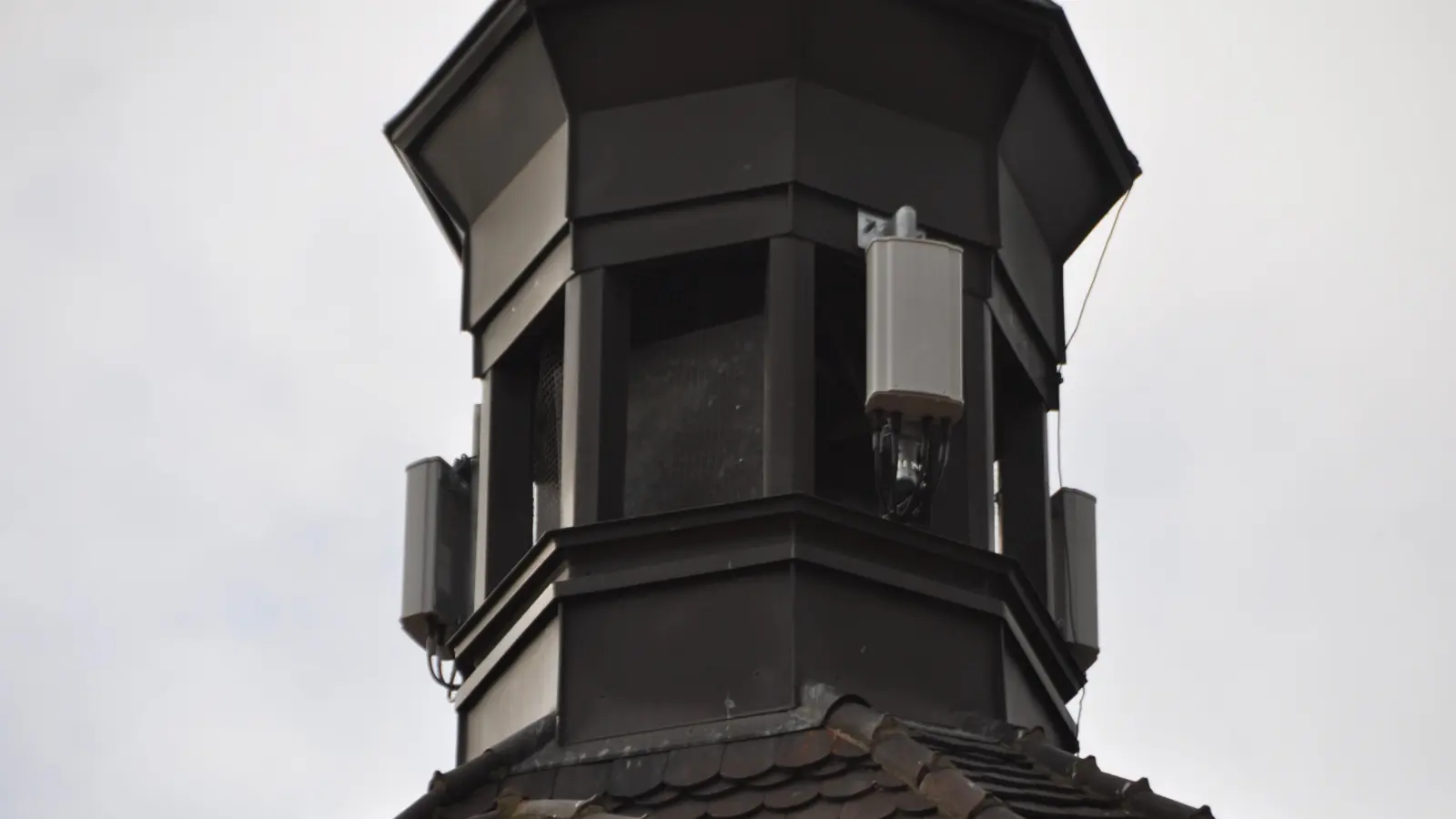 Mit dem Denkmalschutz vereinbar? An den neuen Antennen am Oberen Torturm scheiden sich die Geister. (Foto: Wolfgang Grebenhof)