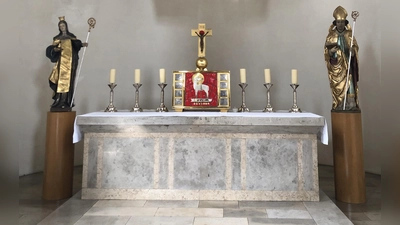 Die römisch-katholische Pfarrkirche St. Laurentius ist eine denkmalgeschützte Kirche in Großenried, deren Weihe im Oktober gefeiert wird.  (Foto: Johannes Flierl)