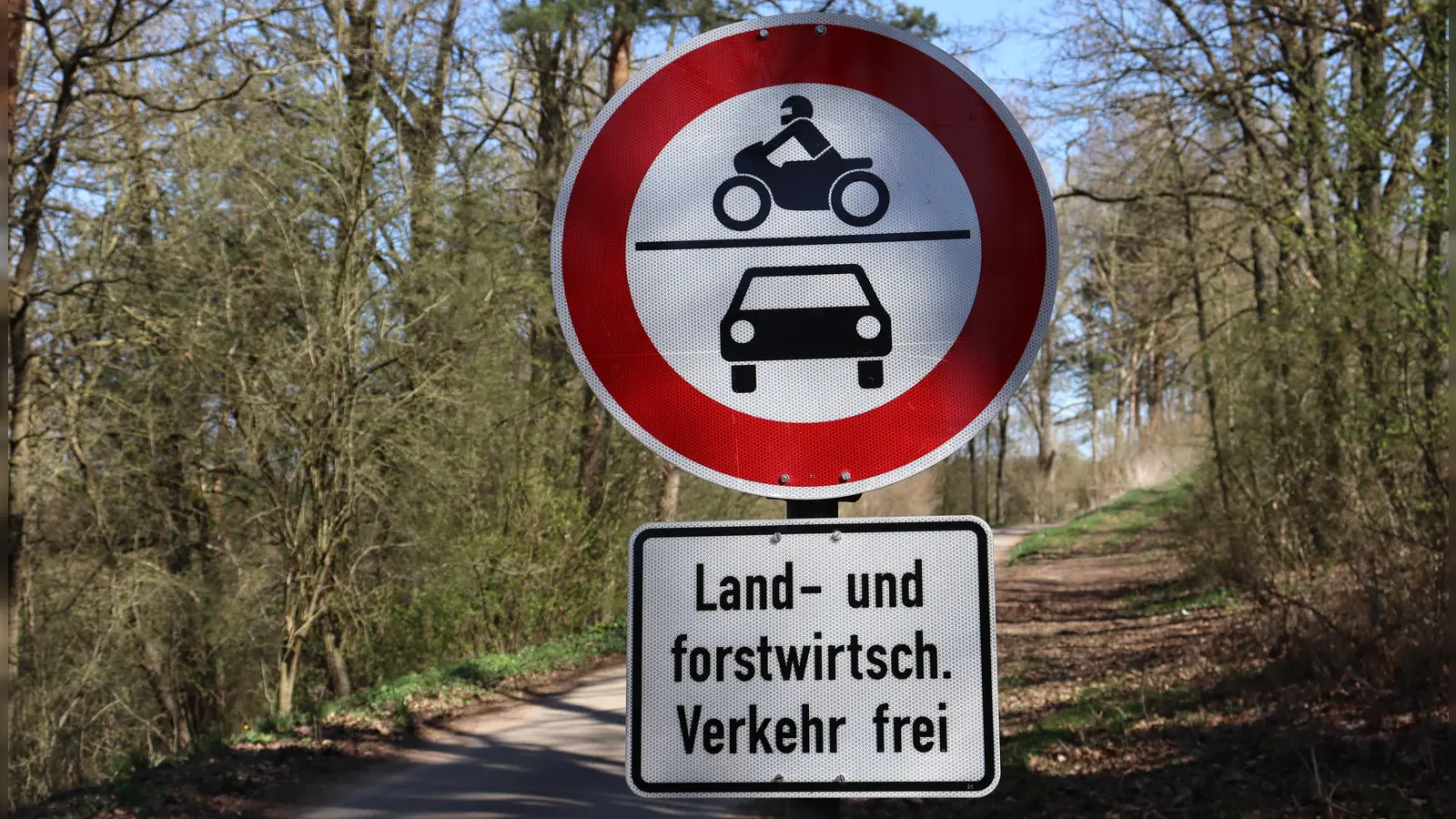 Ein Verbotsschild wie dieses wünschte sich die Klägerin für den Weg hinter ihrem Haus. (Symbolbild: Antonia Müller)