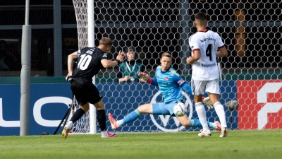 Nürnbergs Torwart Jan Reichert glänzte einige Male mit seinen Paraden gegen den Drittligisten Viktoria Köln. (Foto: Fabian Strauch/dpa)
