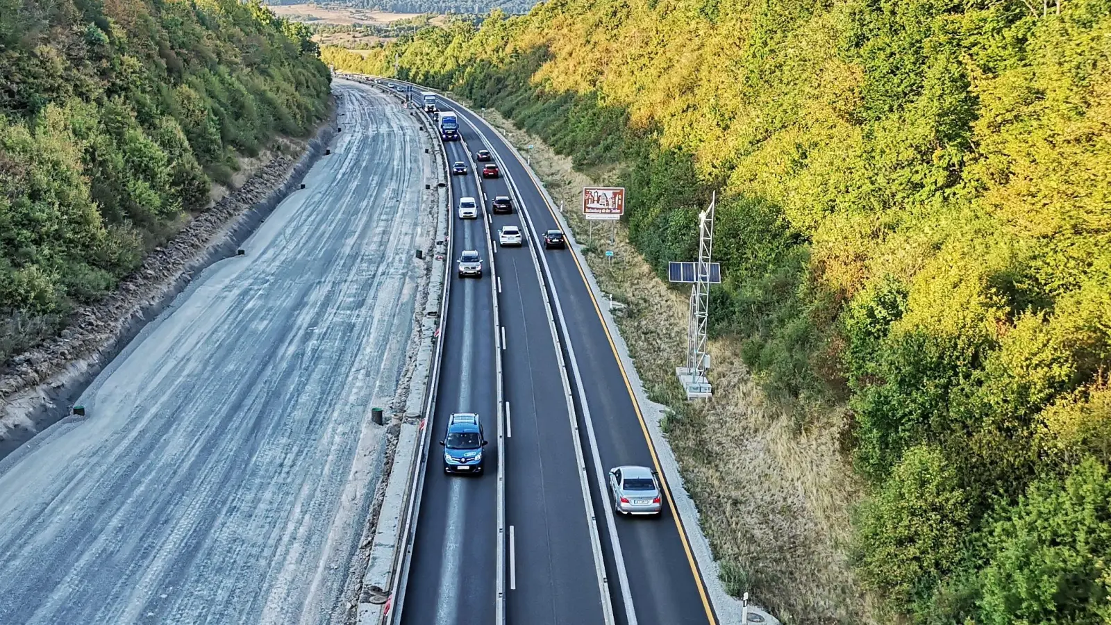 An der Baustelle wird der Verkehr über drei Spuren geführt. Ihre Benutzung kann flexibel gesteuert werden.  (Foto: Jürgen Binder)