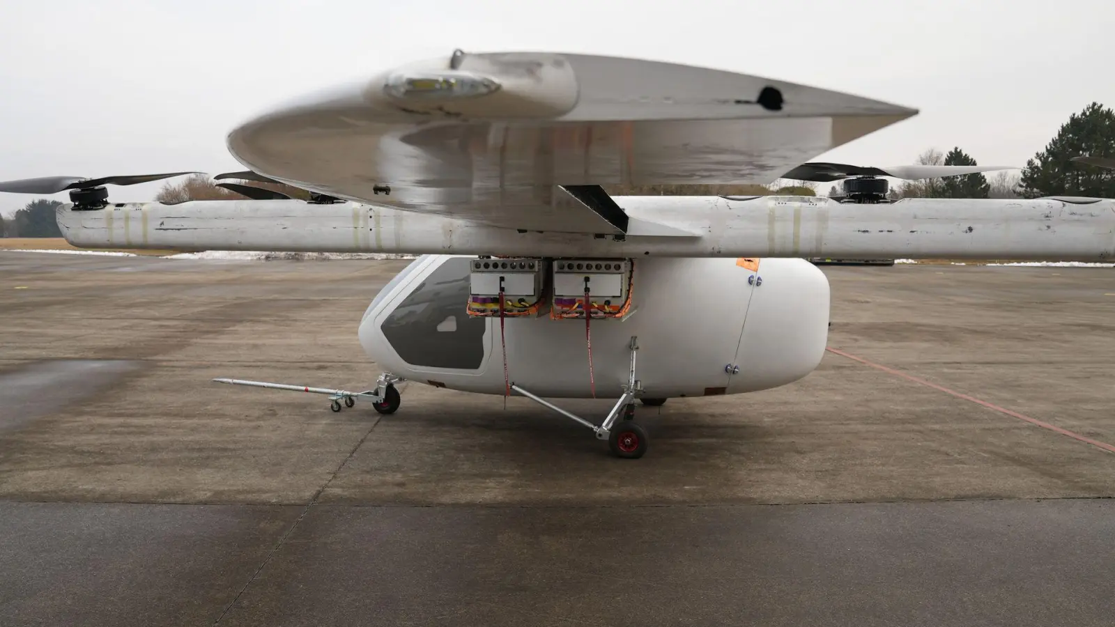 Der „Romeo” getaufte Prototyp eines Senkrechtstarters mit Hybrid-Antrieb diente als Grundlage für die Entwicklung einer etwas kleineren Drohne, die schon 2028 auf den Markt kommen soll. (Archiv) (Foto: Ehsan Monajati/dpa)