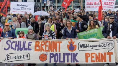 In Hamburg ziehen Demonstranten vom Jungfernstieg aus durch die Innenstadt bis in die Nähe des Bahnhofs Dammtor. (Foto: Markus Scholz/dpa)