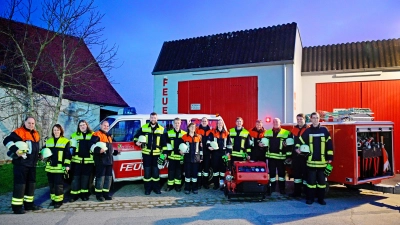 Frauen und Männer der Feuerwehr Winterschneidbach zeigen, womit sie arbeiten. (Foto: Jim Albright)