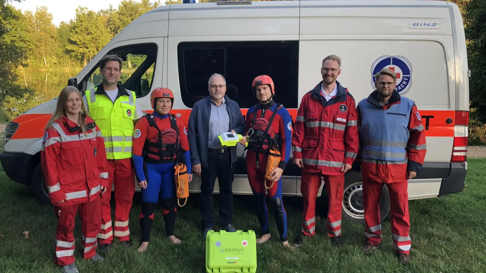 Der Vorsitzende des Fördervereins der Rettungsdienste Bechhofen, Bernd Kober (Vierter von links), bei der Übergabe des Aqua-Eyes an (von links) Lisa Herrmann, Joachim Hartnagel, Anika Lechner, Thomas Geßler, Simon Zeller und Timo Burkhardt von der Wasserwacht. (Foto: Johannes Flierl)