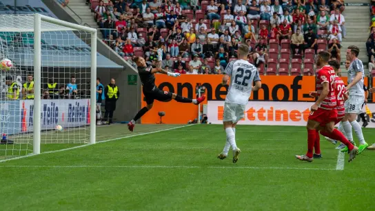 Augsburgs Torwart Rafal Gikiewicz (l) kann dem Ball beim 0:2 nur noch hinterherschauen. (Foto: Stefan Puchner/dpa)
