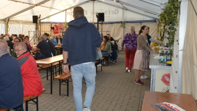 Kerwa in Unterrimbach: Drei Tage lang wird im beheizten Festzelt gefeiert.  (Foto: Martina Hinkelmann)