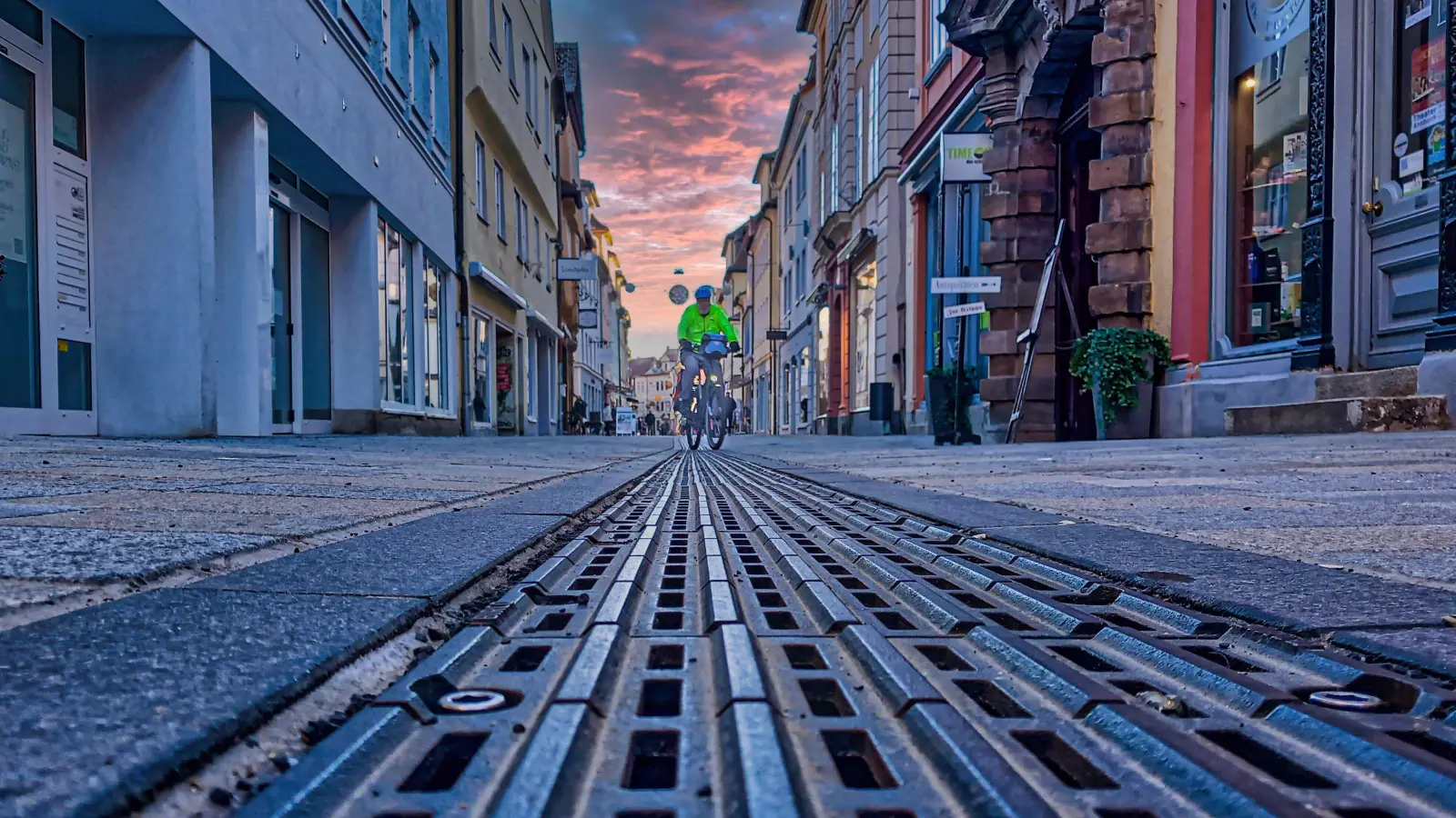 Nach mehrjährigen Arbeiten ist der Straßenbelang in der Neustadt für Fußgänger leichter zu nutzen. Auch Radfahren ist erlaubt. Doch viele Geschäfte stehen leer. (Foto: Walter Röber)