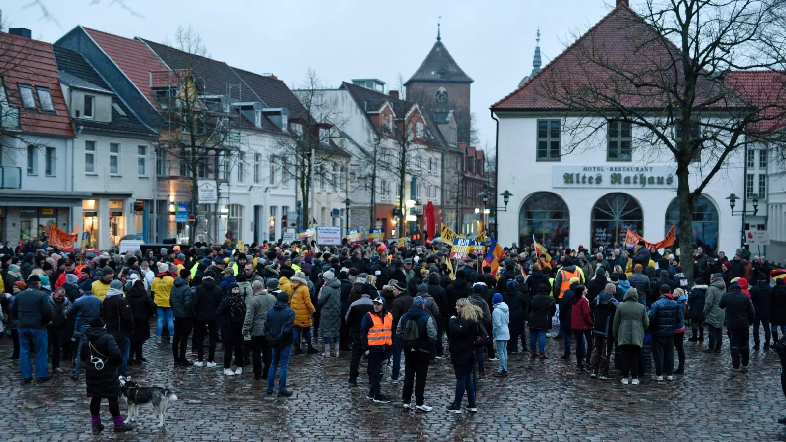 Eine Demonstration unter dem Motto „Upahl muss sich wehren“ in Grevesmühlen. (Foto: Frank Hormann/dpa)