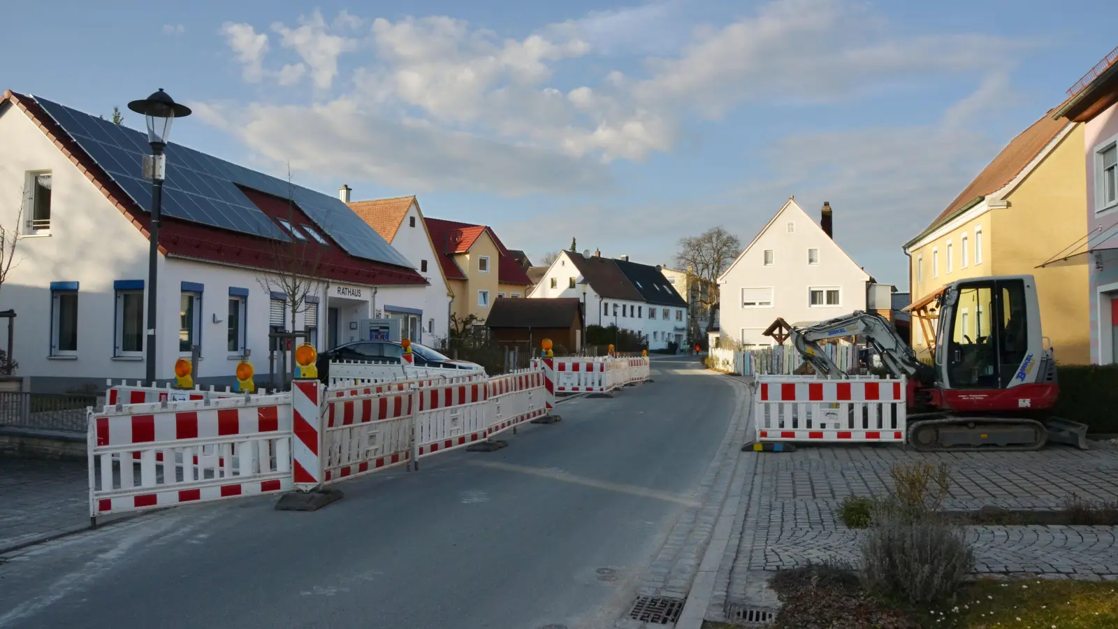 Schnelles Internet für Bruckberg: Vor dem Rathaus werden Glasfaserkabel verlegt. Durch die Nutzung von Förderprogrammen möchte der Gemeinderat erreichen, dass mittelfristig den Anwohnern aller Gemeindebereiche ein entsprechendes Angebot gemacht wird. (Foto: Yvonne Neckermann)
