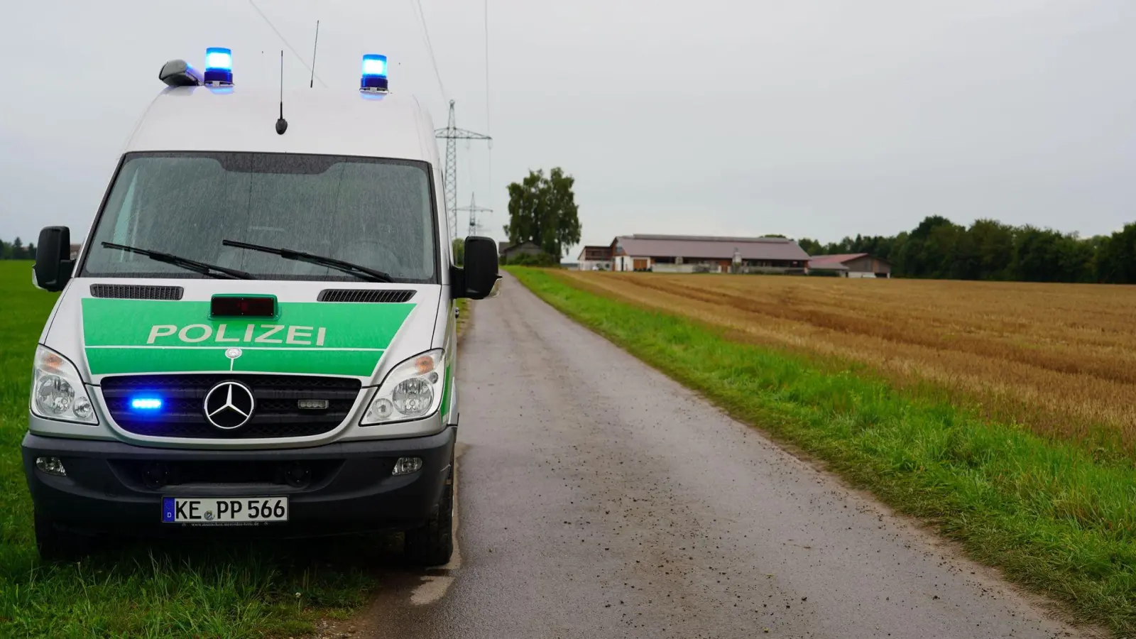 Ein Fahrzeug der Polizei steht in der Nähe der Fundstelle einer Leiche. Gerichtsmediziner konnten bestätigen, dass es sich bei der Toten um Anfang August im Allgäu vermisste Frau handelt. (Foto: Braun/swd-medien/dpa)