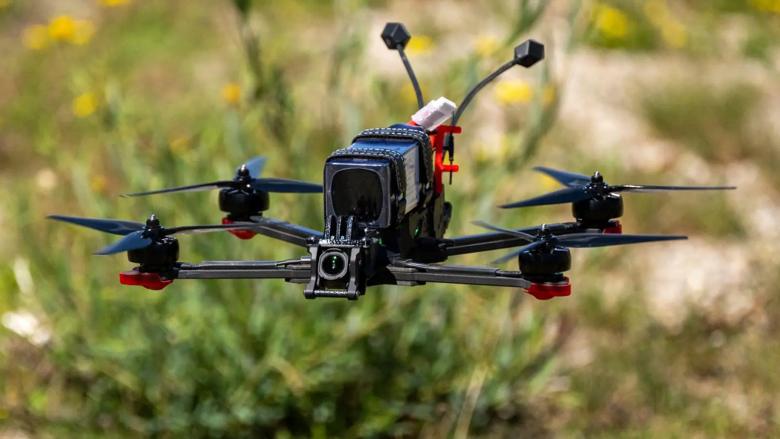 Die vier Männer nutzten für ihre Diebestouren Drohnen. (Symbolbild) (Foto: Peter Kneffel/dpa)