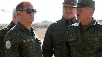 Ex-Kremlchef Medwedew bei einem Militärbesuch. (Archivbild) (Foto: Ekaterina Shtukina/Pool Sputnik Kremlin/AP/dpa)