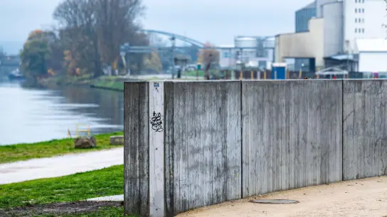 Eine Mauer zum Schutz vor Hochwasser steht am Westhafen. (Foto: Armin Weigel/dpa)