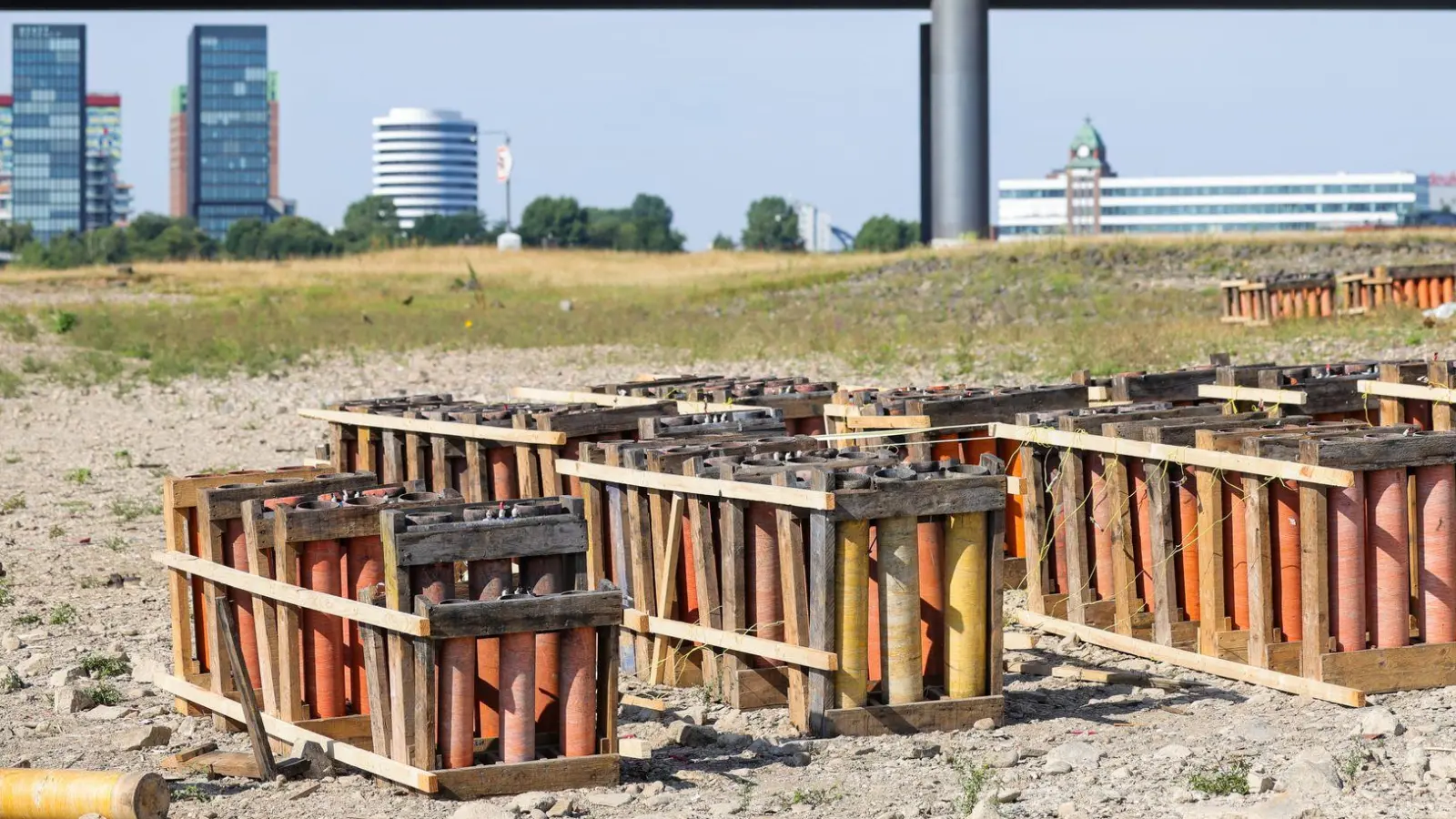 Die Abschussvorrichtungen für das Feuerwerk der Rheinkirmes stehen auf den Rheinwiesen. Die Polizei prüft jetzt, ob eine umgekippte Halterung für das Unglück verantwortlich ist.  (Foto: Christoph Reichwein/dpa)