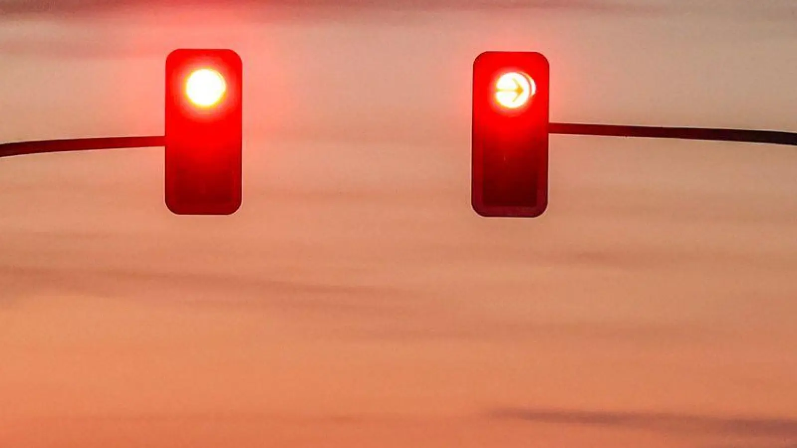 Ein 23-Jähriger übersah das rote Signal. (Symbolbild: Jan Woitas/dpa-Zentralbild/dpa)