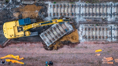 Im Schienennetz der Bahn wird an vielen Stellen gebaut. Das Problem: Das Netz ist einem so schlechten Zustand, dass damit bislang nur der Ist-Zustand beibehalten werden kann. (Archivbild) (Foto: Jens Büttner/dpa)