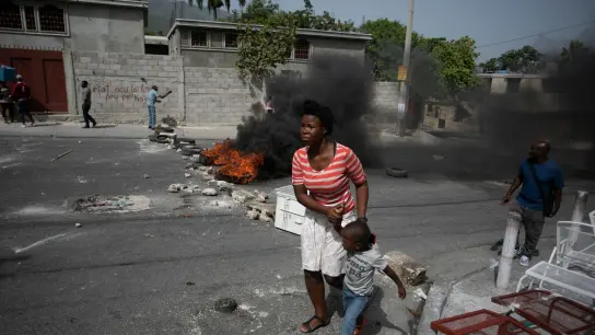 Wegen Bandenkämpfen in Haitis Hauptstadt Port-au-Prince sind die dort lebenden Menschen in einer äußersten Notlage. (Foto: Odelyn Joseph/AP/dpa)