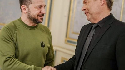 Selenskyj (l) und Habeck hätten vor allem die Lage an der Front und die Bedürfnisse der ukrainischen Armee besprochen, berichtet der ukrainische Präsident. (Foto: Kay Nietfeld/dpa)