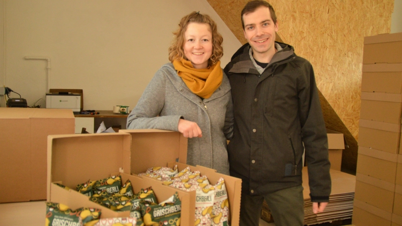 Eva Köninger und Jakob Zwingel im Chips-Lager im Fürther Stadtteil Kronach mit ihren regionalen Kartoffelchips. (Foto: Franziska Back)