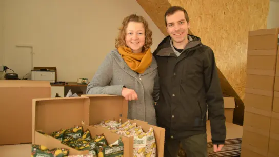 Eva Köninger und Jakob Zwingel im Chips-Lager im Fürther Stadtteil Kronach mit ihren regionalen Kartoffelchips. (Foto: Franziska Back)
