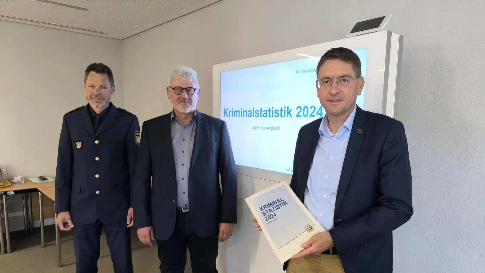 Dieter Hegwein (PI Ansbach), Hermann Struhler (KPI Ansbach) und Landrat Dr. Jürgen Ludwig (von links) stellten die Kriminalitätsstatistik für 2024 vor.  (Foto: Thomas Schaller)