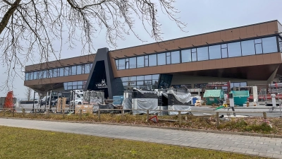 Wirkt zumindest von außen noch wie eine Großbaustelle: Das Dinkelsbühler Visioplex, in dem ein Kino mit zehn unterschiedlich großen Sälen einziehen soll. Über den Eröffnungstermin gibt es vom Betreiber keine offiziellen Informationen. (Foto: Martina Haas)