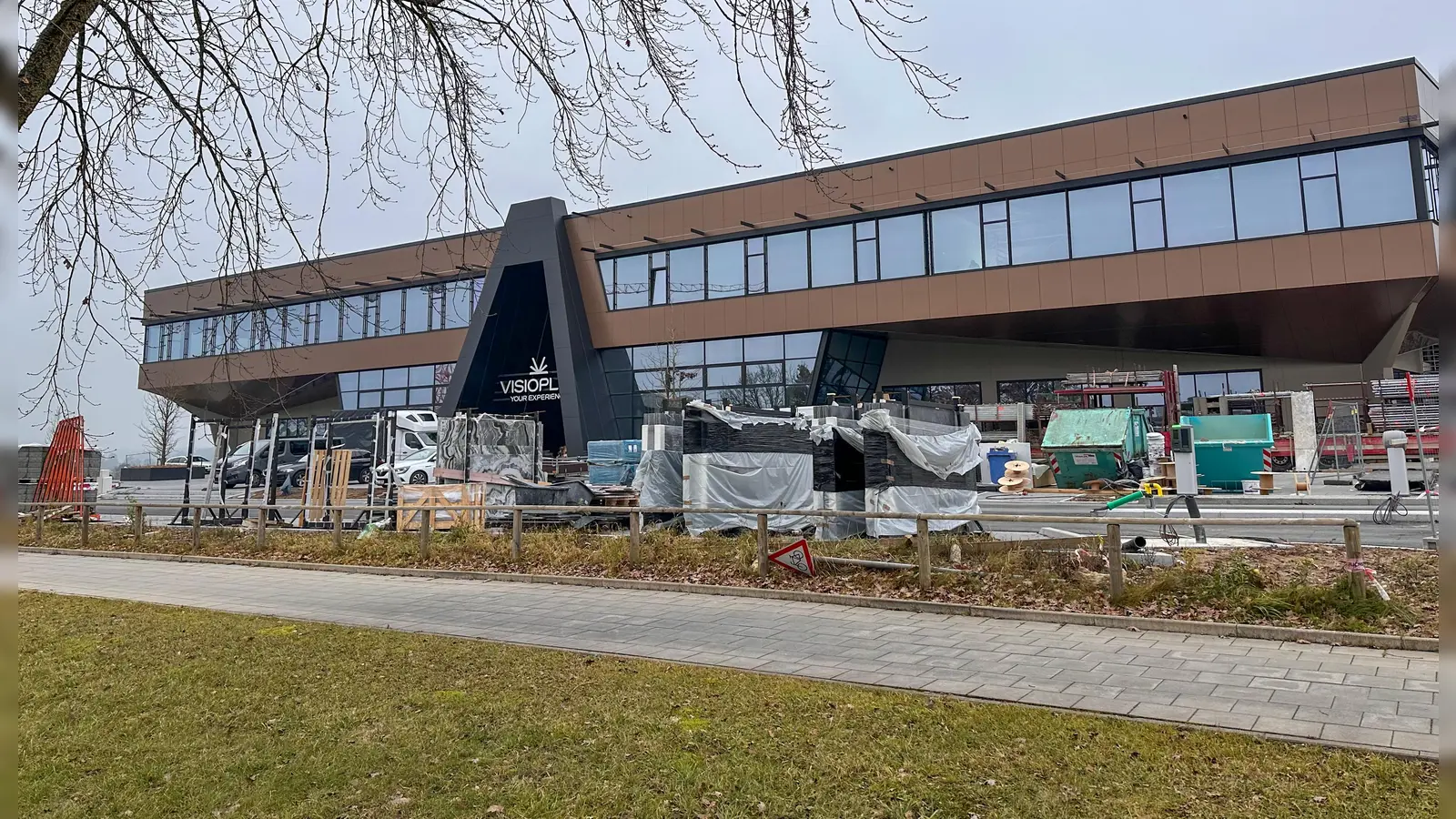 Wirkt zumindest von außen noch wie eine Großbaustelle: Das Dinkelsbühler Visioplex, in dem ein Kino mit zehn unterschiedlich großen Sälen einziehen soll. Über den Eröffnungstermin gibt es vom Betreiber keine offiziellen Informationen. (Foto: Martina Haas)