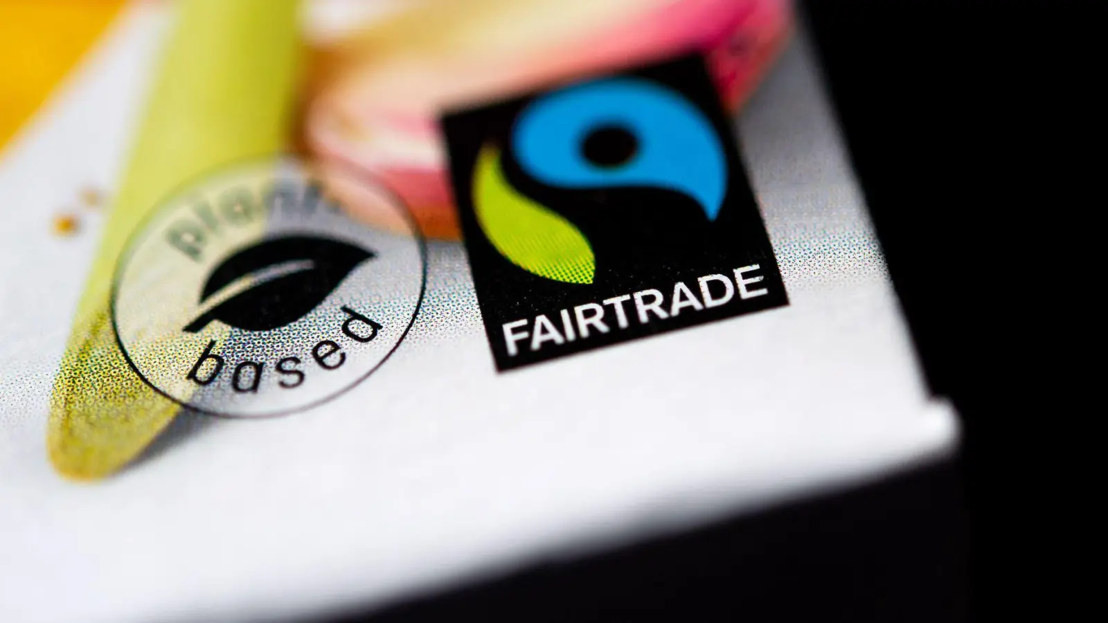 Ist eine Lebensmittelverpackung mit einem Fairtrade-Siegel gekennzeichnet, müssen alle Zutaten zu 100 Prozent aus Fairtrade zertifizierten Rohstoffen bestehen. (Foto: Sina Schuldt/dpa/dpa-tmn)