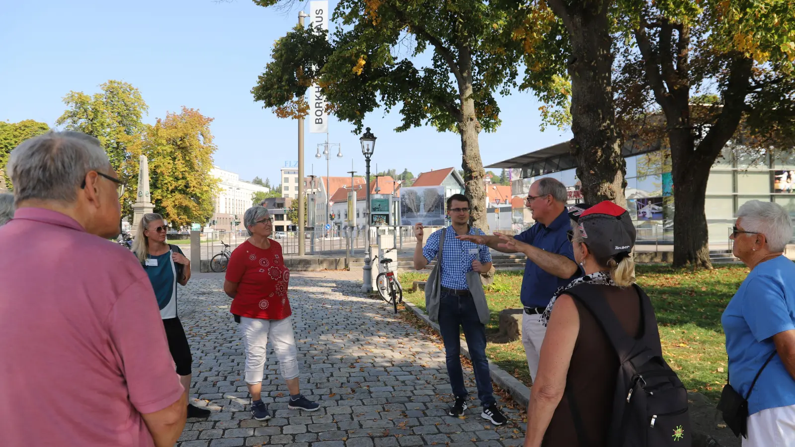 Wie sah der Schlossplatz einst aus? Alexander Biernoth (3. von rechts) zeigte dies der Gruppe. (Foto: Oliver Herbst)