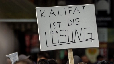 Teilnehmer einer Islamisten-Demo hielten bei der Demonstration am 27. April unter anderem ein Plakat mit der Aufschrift „Kalifat ist die Lösung“ in die Höhe. (Foto: Axel Heimken/dpa)