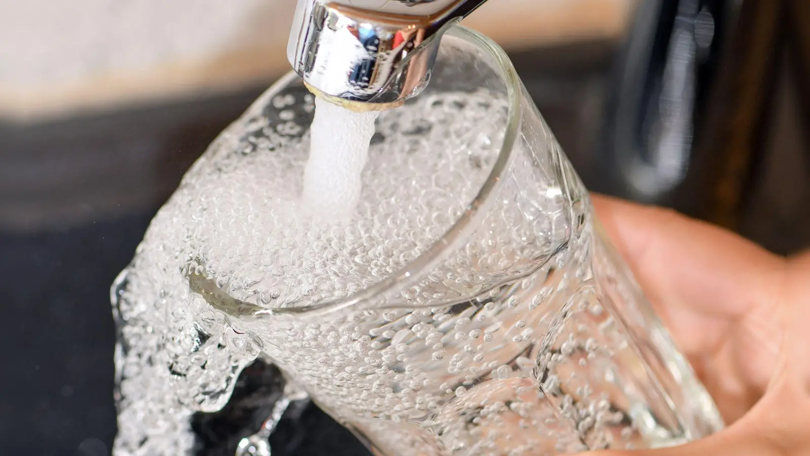 Vorm Trinken einmal abkochen: Dies gilt vorübergehend für die Gemeinde Döhlau (Symbolbild). (Foto: Patrick Pleul/dpa-Zentralbild/dpa)