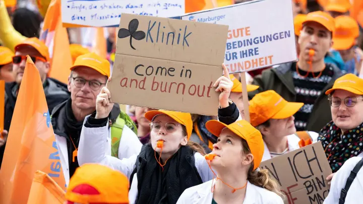 Ärzte und Ärztinnen nehmen an einer Kundgebung in München teil. (Foto: Sven Hoppe/dpa)